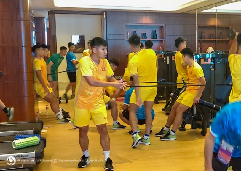 Các cầu thủ của ĐT Việt Nam được tập các bài phục hồi tại phòng Gym